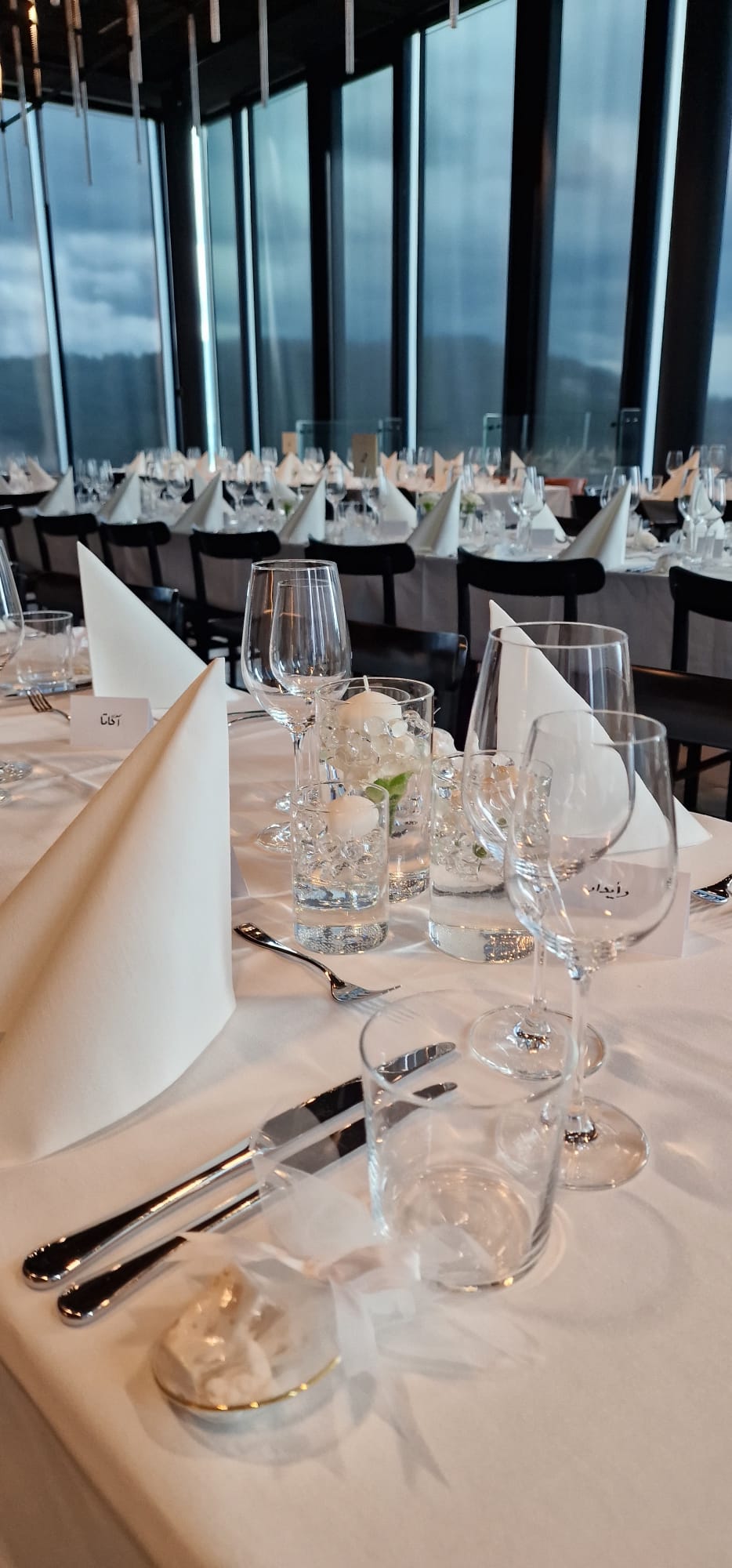 Candle and glassware details at a wedding table